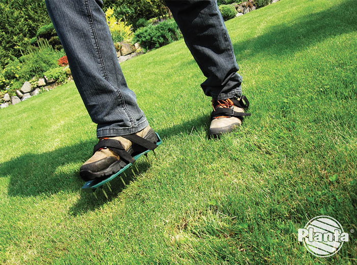 Nakładki na buty z kolcami są dobrym sposobem na przeprowadzenie aeracji niewielkiego trawnika