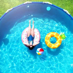 Jak zregenerować trawnik po basenie