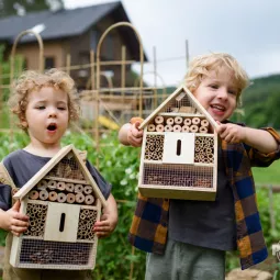 Hotel dla owadów w ogrodzie